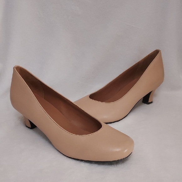 Array Low Heels - Picture 1 of 14